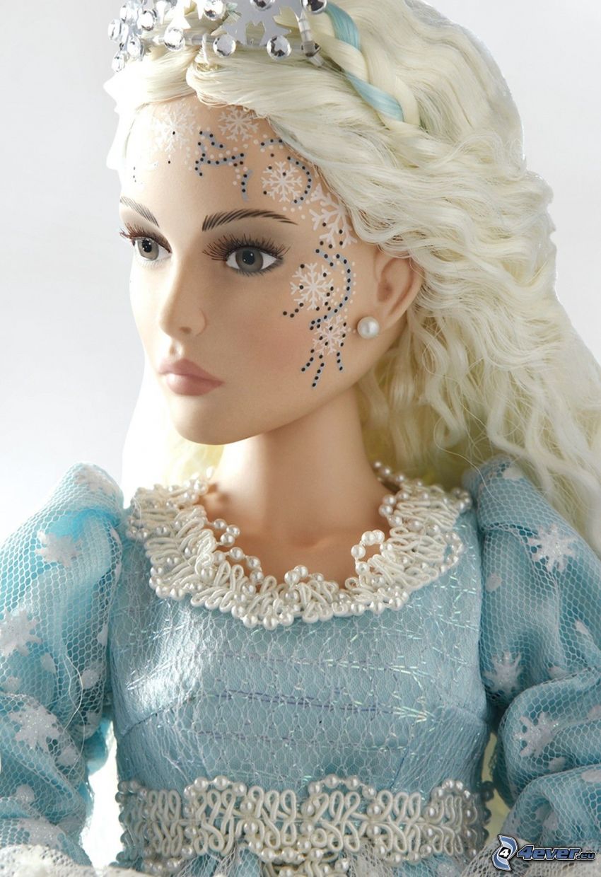 porcelanowa lalka, niebieska sukienka, płatki śniegu