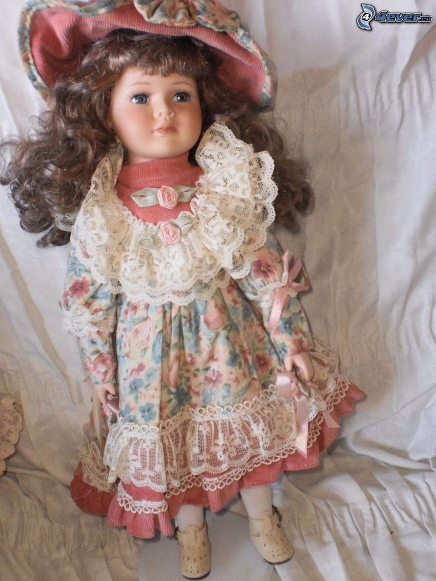 porcelanowa lalka, sukienka w kwiaty