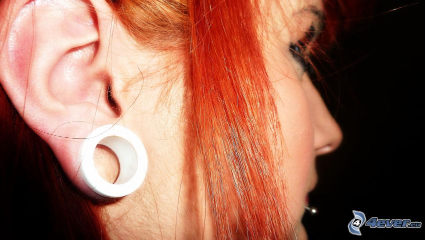 tunel w uchu, rudowłosa, ucho