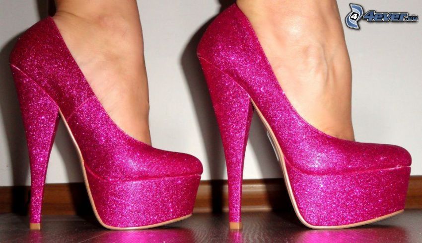 fioletowe szpilki, buty na obcasach, błyszczące szpilki