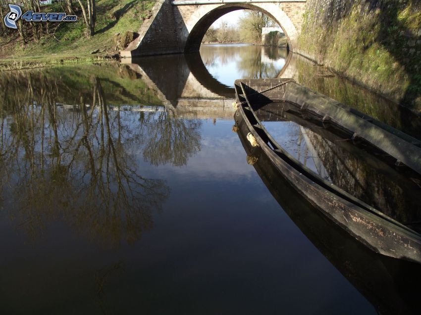 łódka na rzece, kamienny most