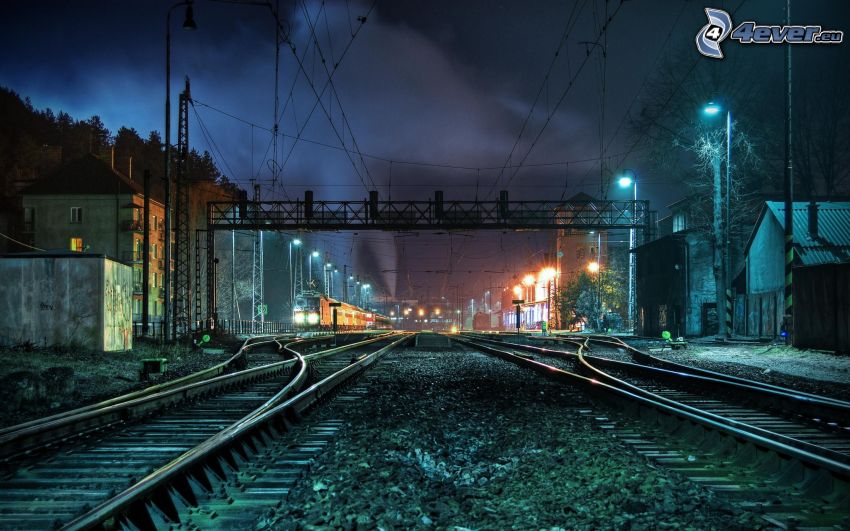 tory kolejowe, noc, stacja kolejowa