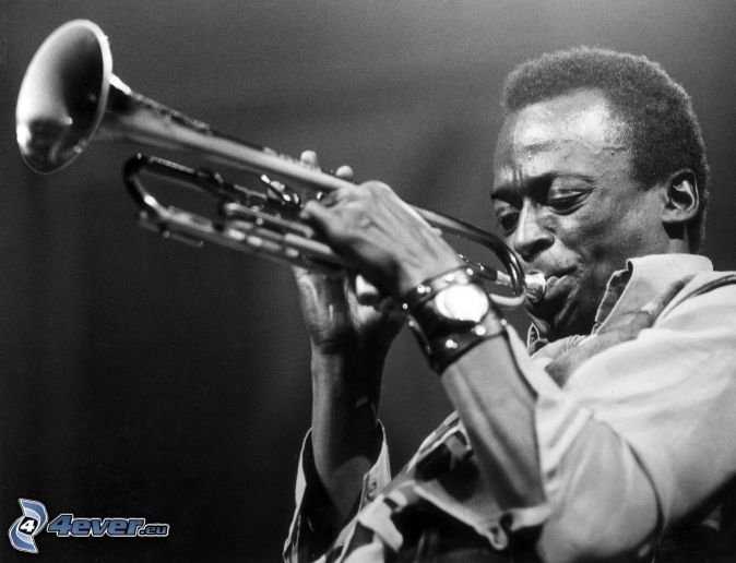 Miles Davis, hra na trúbku, čiernobiela fotka