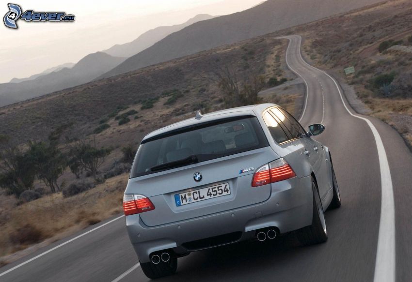 BMW M5, kombi, cesta, kopce