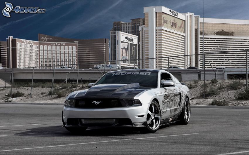 Ford Mustang, parkovisko, budovy