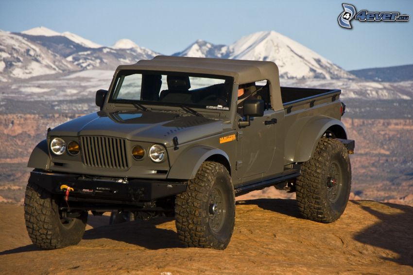 Jeep, zasnežené kopce
