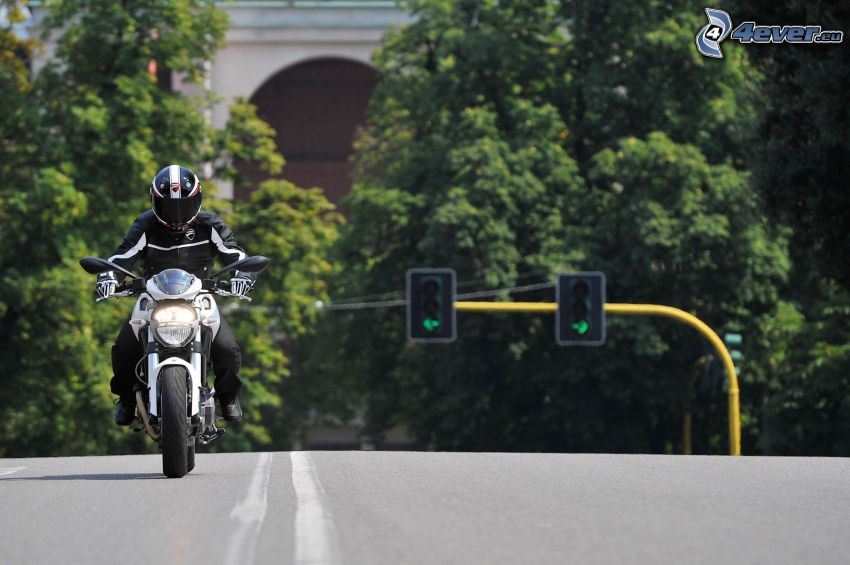 Ducati Monster 1100, motorkár, cesta, semafor