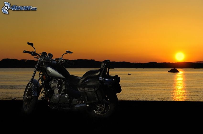 motorka, západ slnka nad jazerom