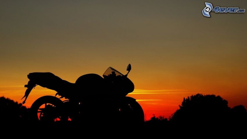 silueta motorky, večerné zore