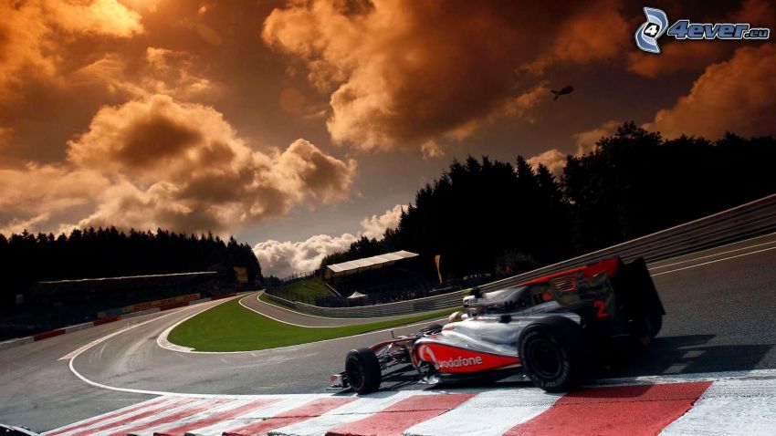 Formula 1, pretekársky okruh, slnko, oblaky