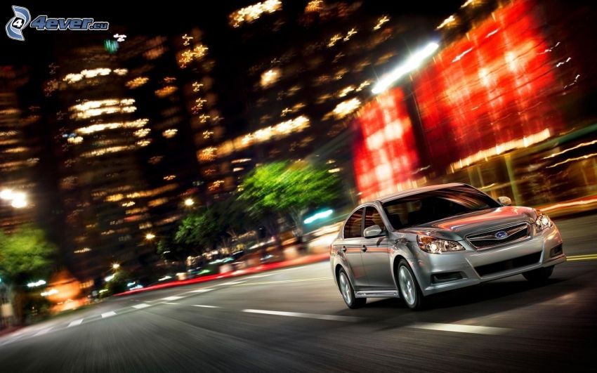 Subaru Legacy, rýchlosť, ulica, noc
