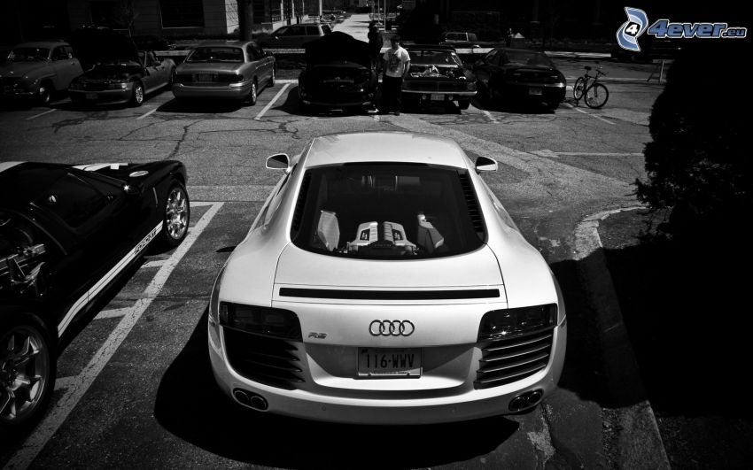 Audi R8, parkovisko, čiernobiela fotka