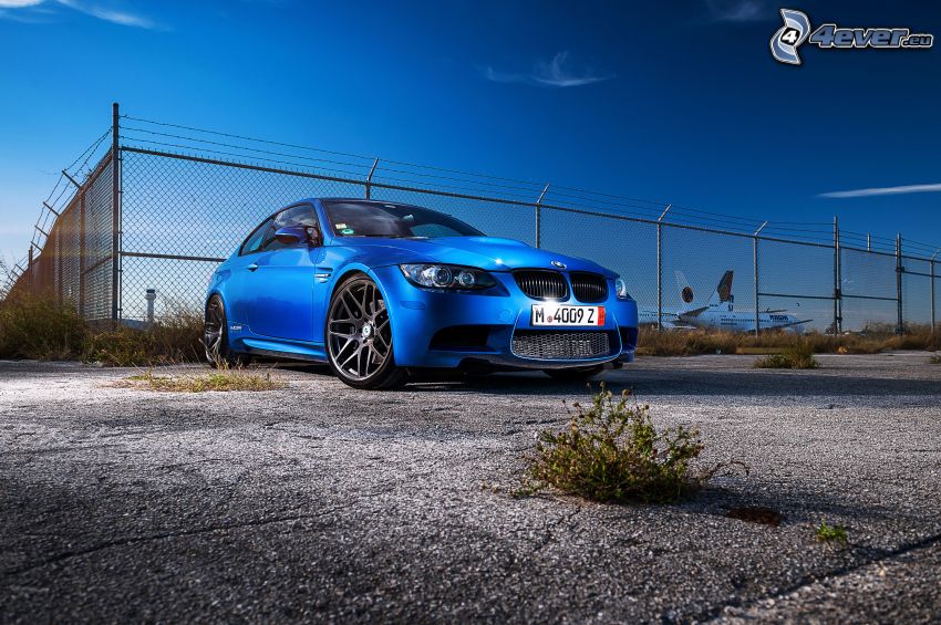 BMW M3, drôtený plot, lietadlo