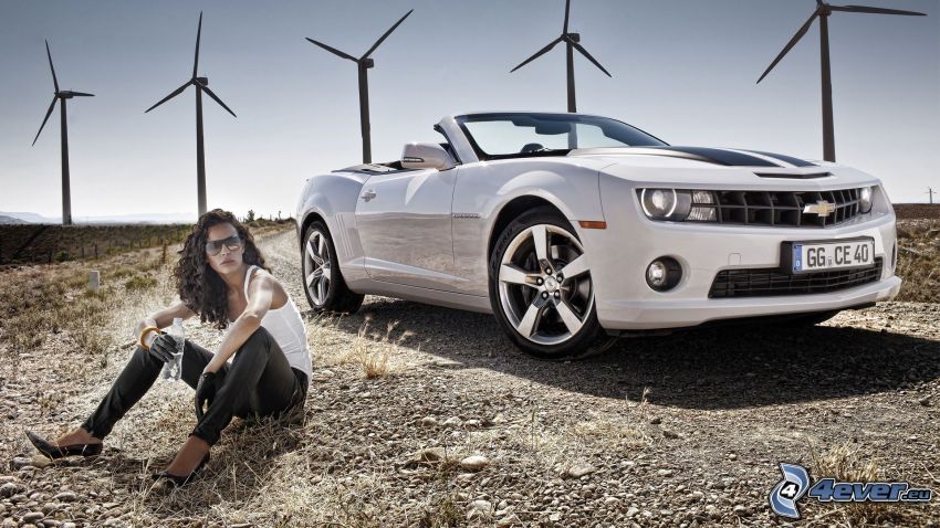 Chevrolet Camaro, kabriolet, sexi brunetka, veterné elektrárne