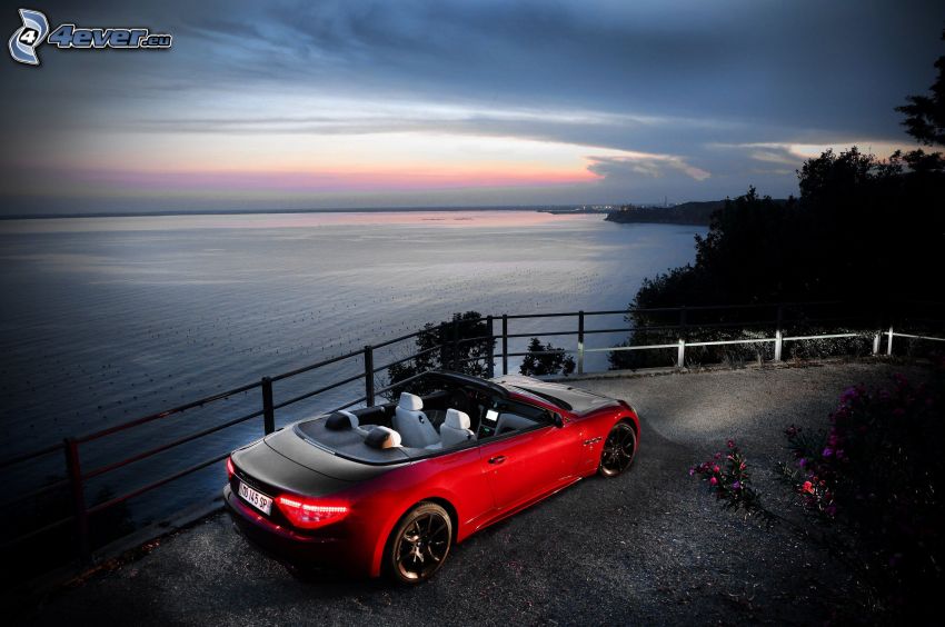 Maserati GranCabrio, výhľad na more, kabriolet, podvečer