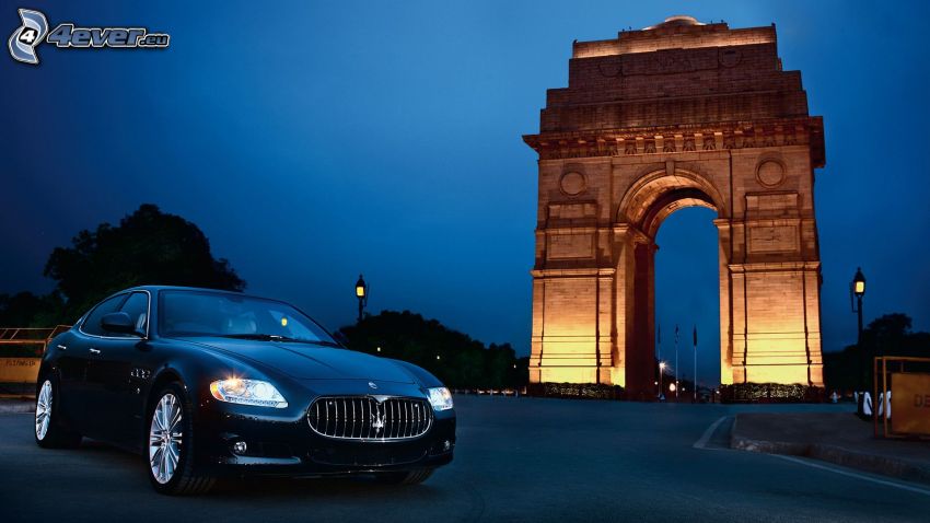Maserati Quattroporte, brána, noc, osvetlenie