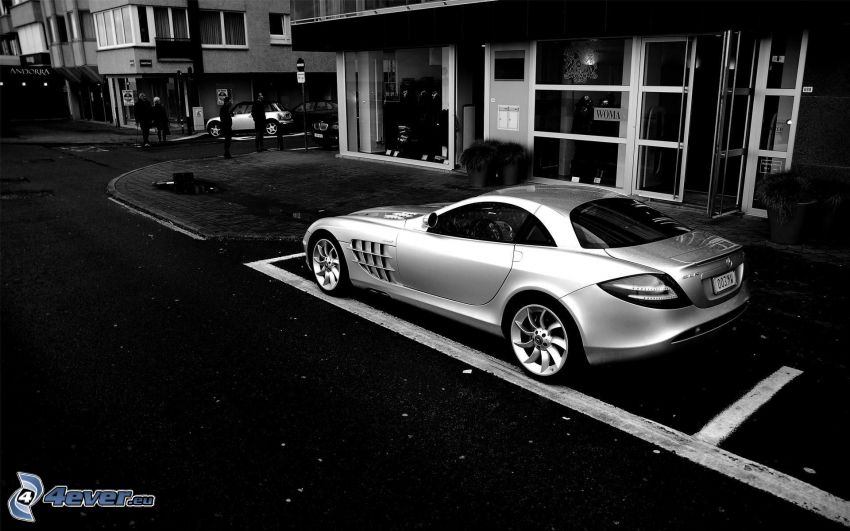 Mercedes-Benz SLR McLaren, ulica, čiernobiela fotka
