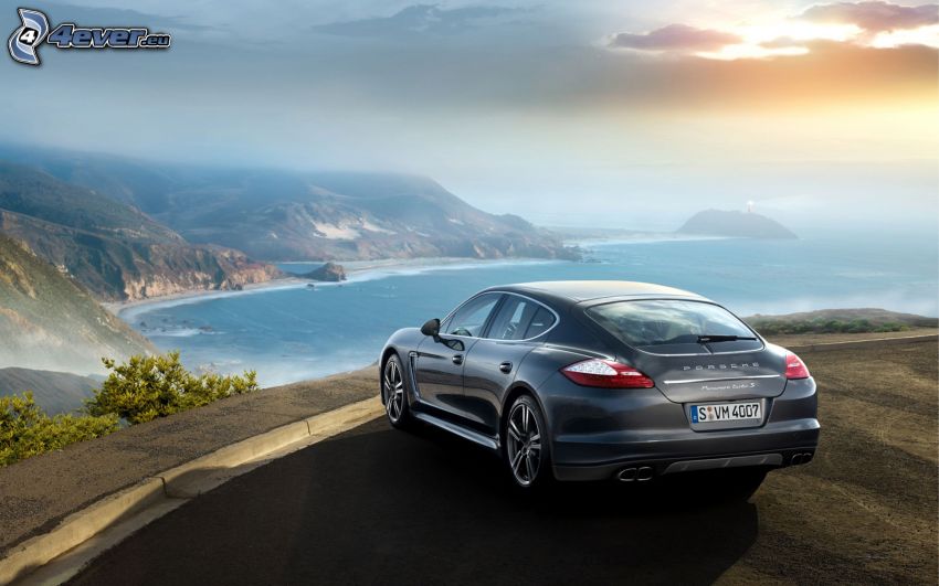 Porsche Panamera, výhľad na more, kopce, slnko