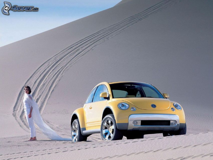 Volkswagen Beetle, žena, púšť, stopy v piesku