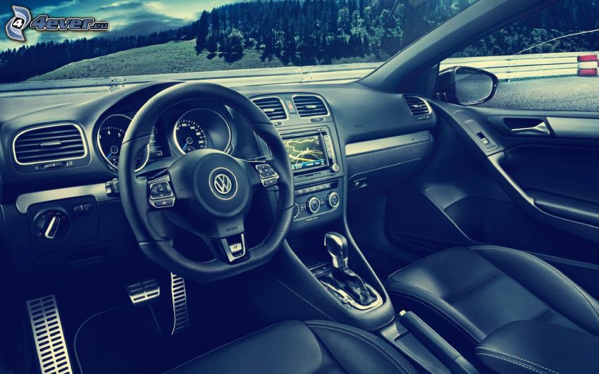 Volkswagen Golf, interiér, volant, palubná doska