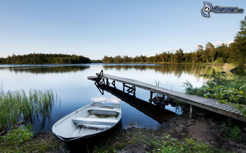 jazero, drevené mólo, loďka na brehu