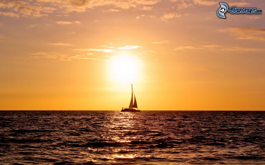 loďka na mori, západ slnka nad morom