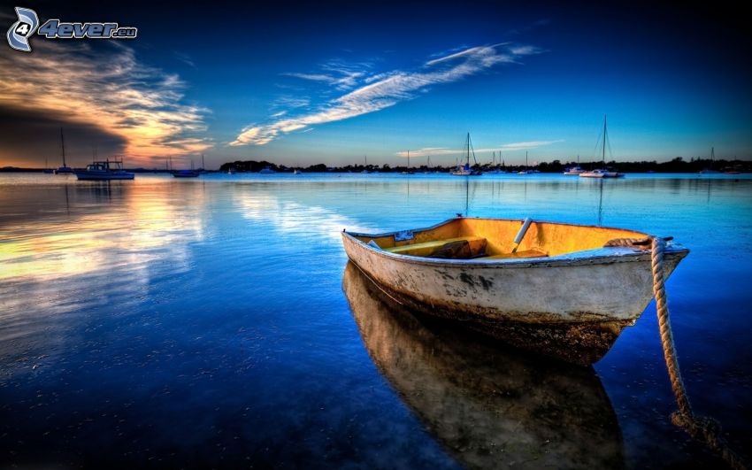 loďka pri brehu, more, večerná obloha