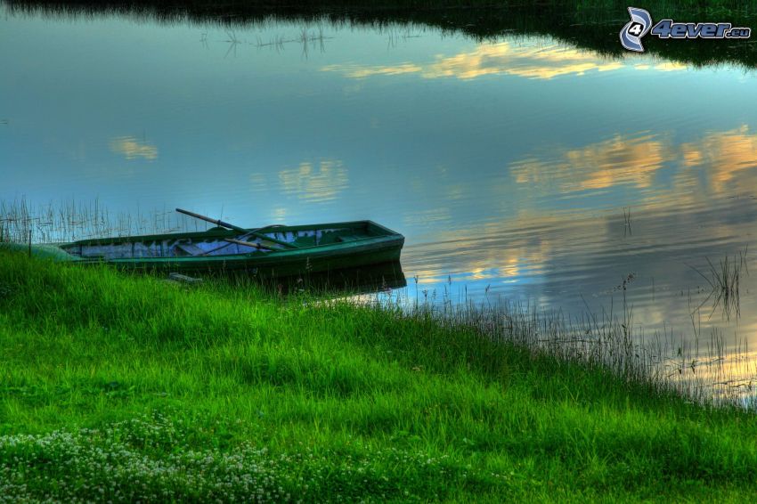 loďka pri brehu, rieka, zelená tráva