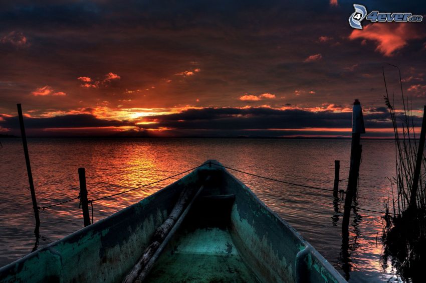 loďka pri brehu, západ slnka za jazerom, večerná obloha