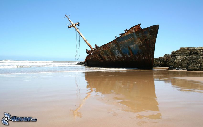 opustená hrdzavá loď, more, pláž