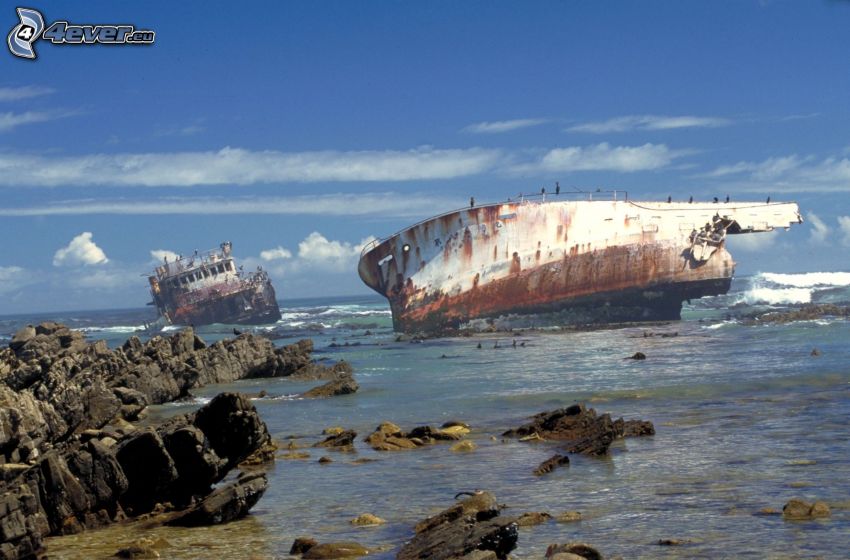 opustená hrdzavá loď, vrak, more, kamenné pobrežie
