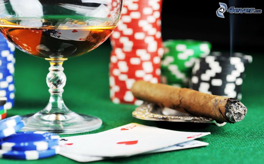 cigara, poker, žetóny, whisky