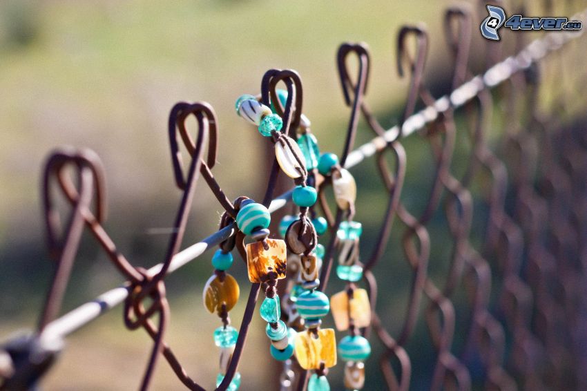 náhrdelník, drôtený plot