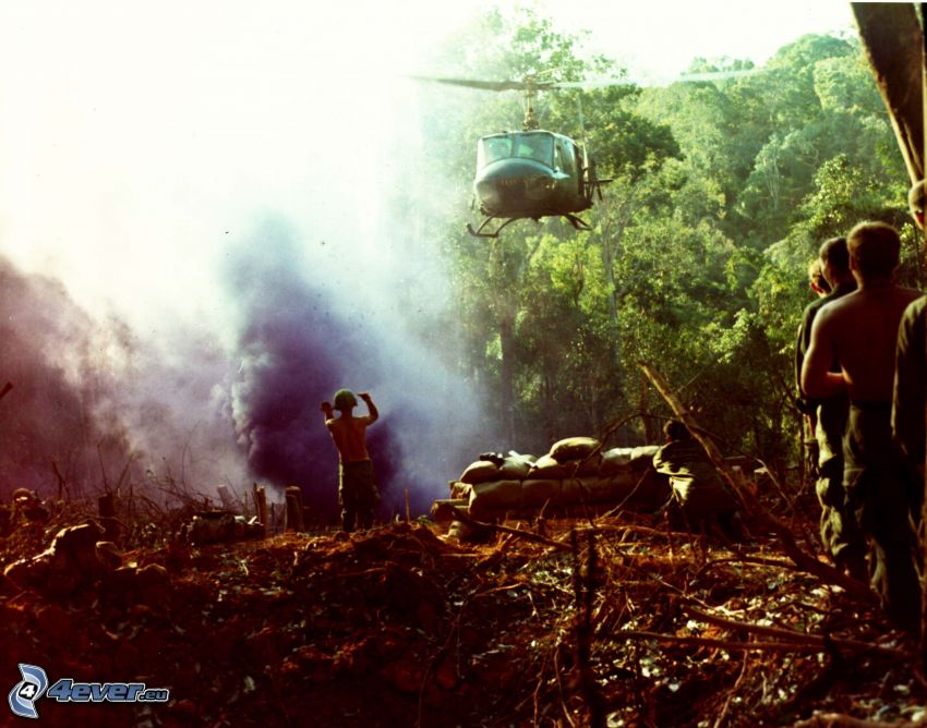 vojenský vrtuľník, výbuch, les, vojaci