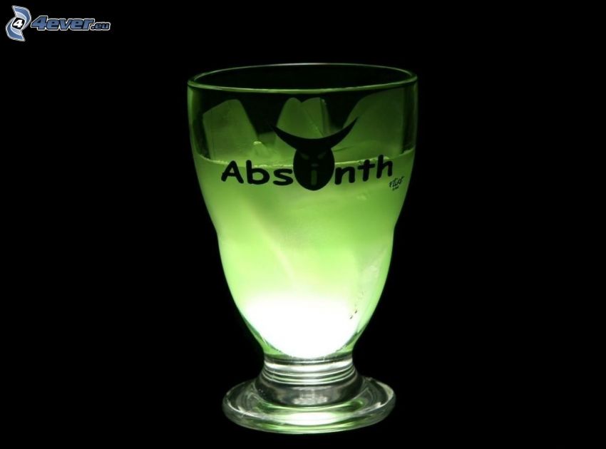 Absinth, pohár, kocky ľadu