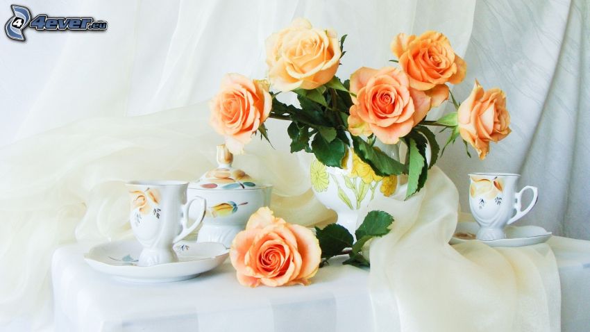 oranžové ruže, šálky, čajník
