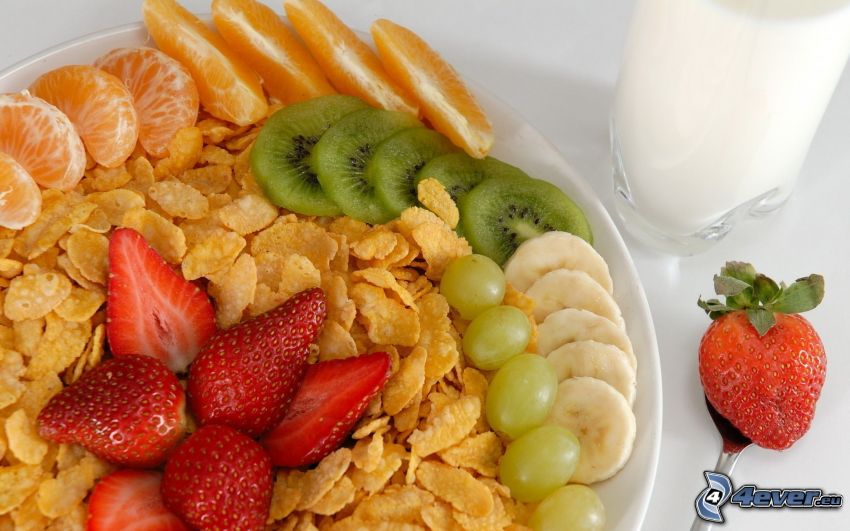 raňajky, corn flakes, jahody, kiwi, mandarinka, pomaranč, hrozno, banán, mlieko