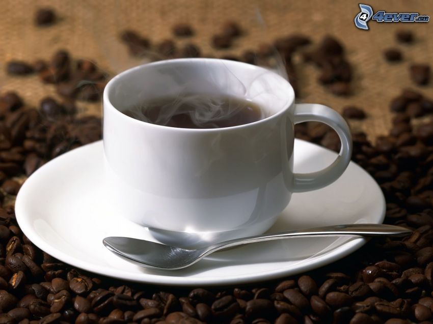 šálka kávy, kávové zrná, lyžička