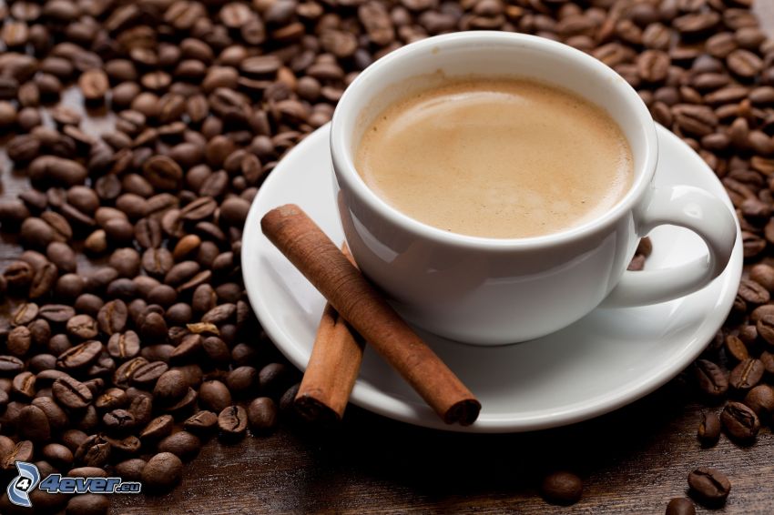 šálka kávy, kávové zrná, škorica