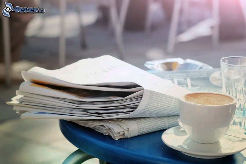 šálka kávy, noviny
