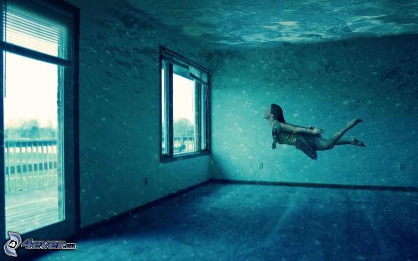 zatopená izba, žena, plávanie pod vodou