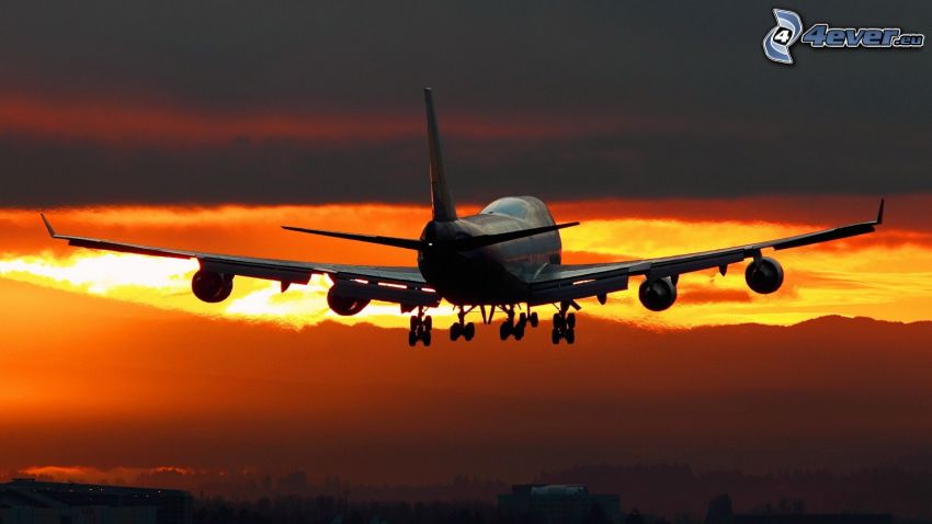 Boeing 747, lietadlo pri západe slnka, večerné zore, vzlet pri západe slnka