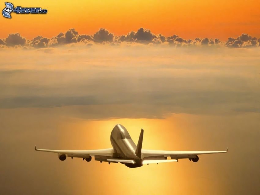 Boeing 747, východ slnka, oblaky