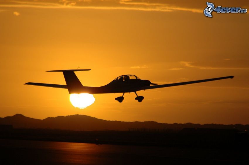 VGS Cadet, malé športové lietadlo, vzlet pri západe slnka, oranžová obloha