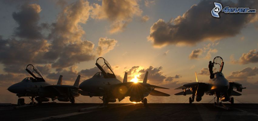 F-14 Tomcat, lietadlová loď, oblaky, západ slnka za morom