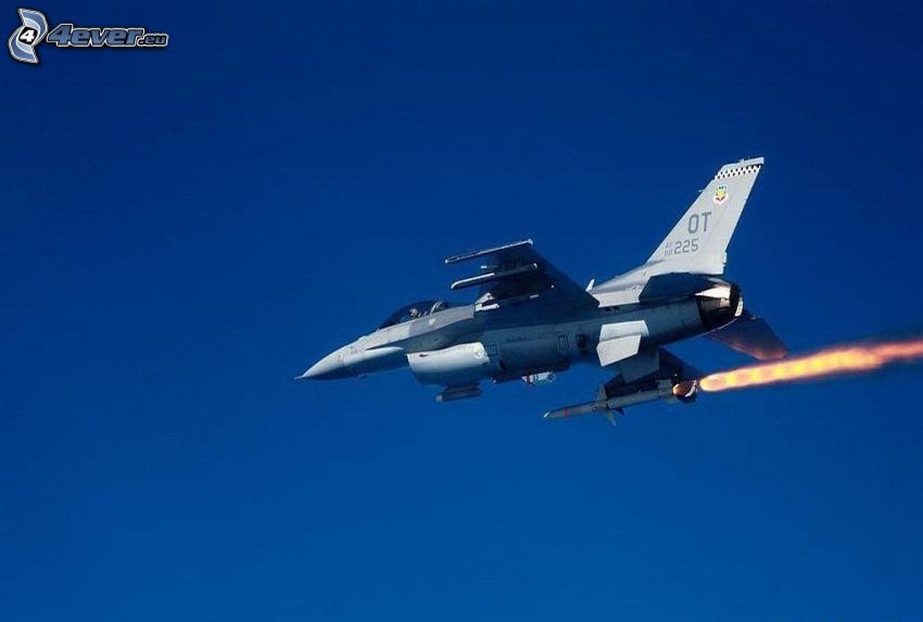 F-15 Eagle, modrá obloha, raketa