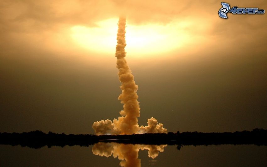štart raketoplánu, Endeavour, dym, oblaky