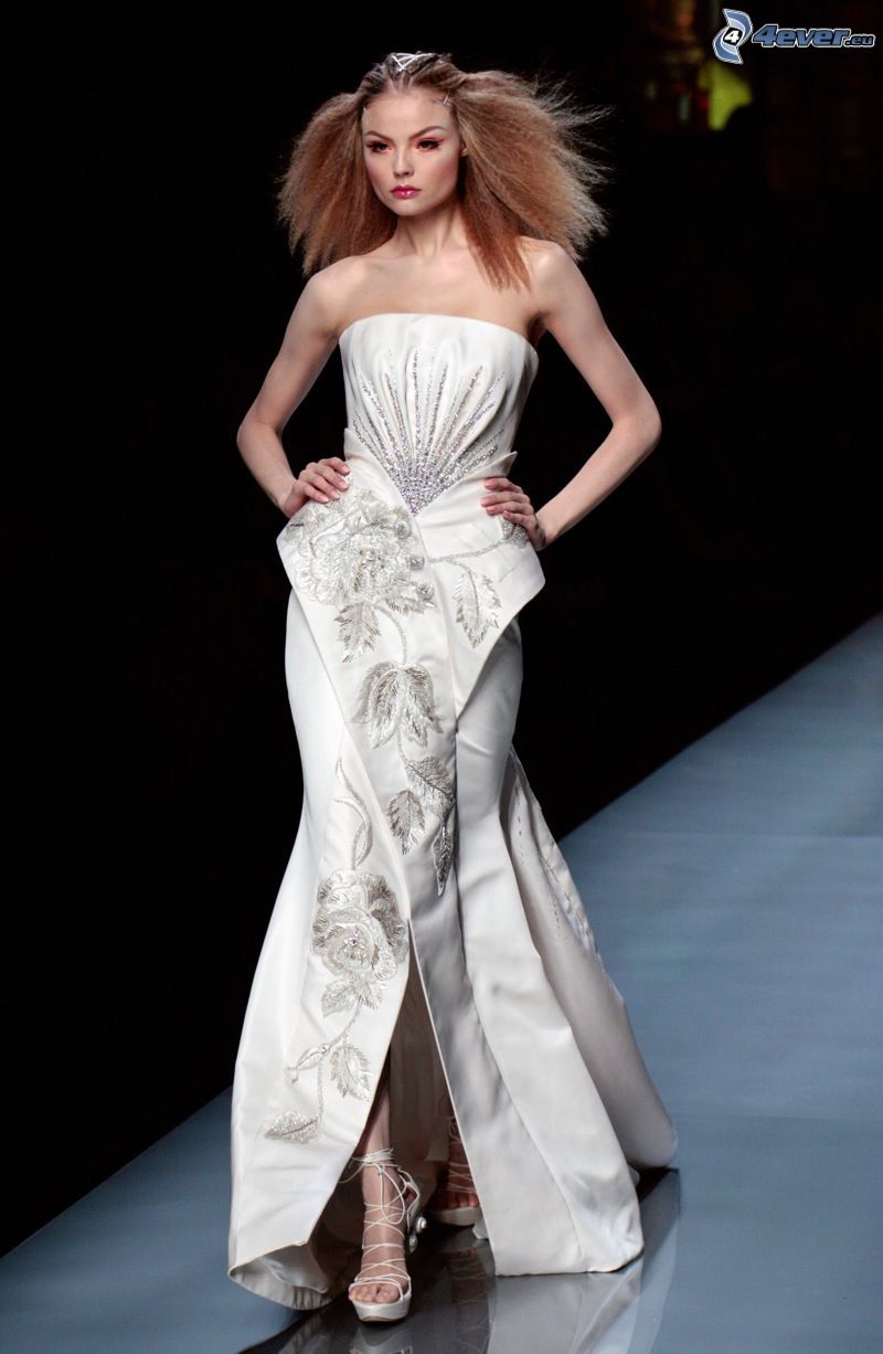 Dior, biele šaty, modelka, módna prehliadka
