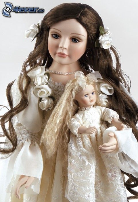 porcelánová bábika, biele šaty