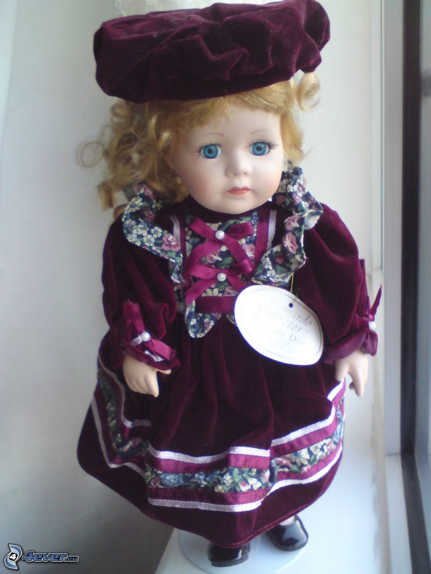 porcelánová bábika, fialové šaty